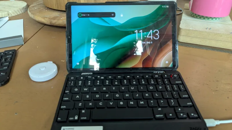 Old iPad Keyboard Makes For a Modern Netbook