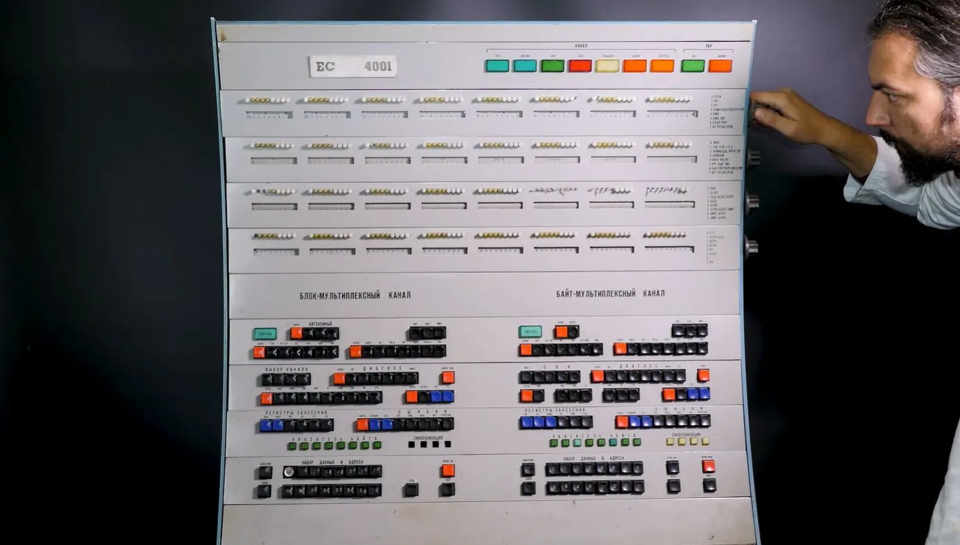 Restoring a Soviet ES-4001 Mainframe Control Panel